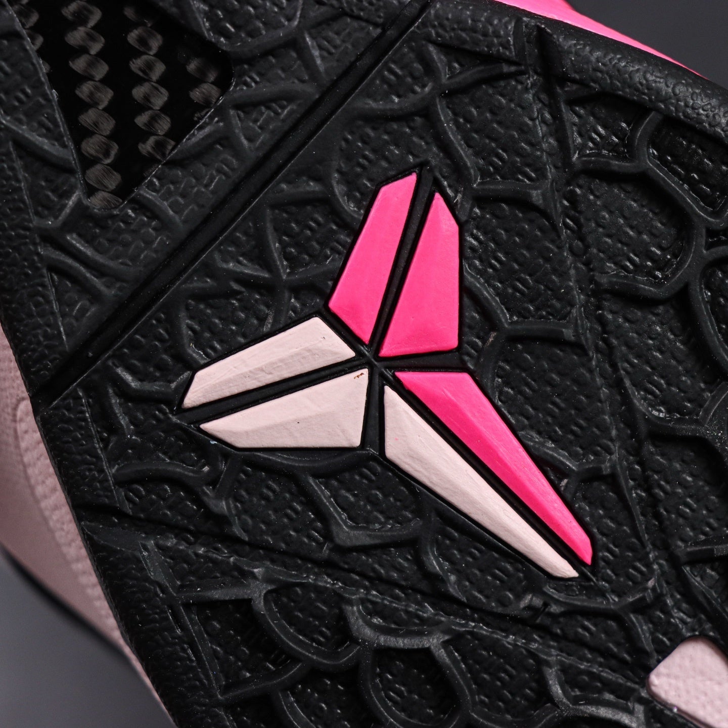 Tênis Nike Kobe 6 Protro Mismatch Pink